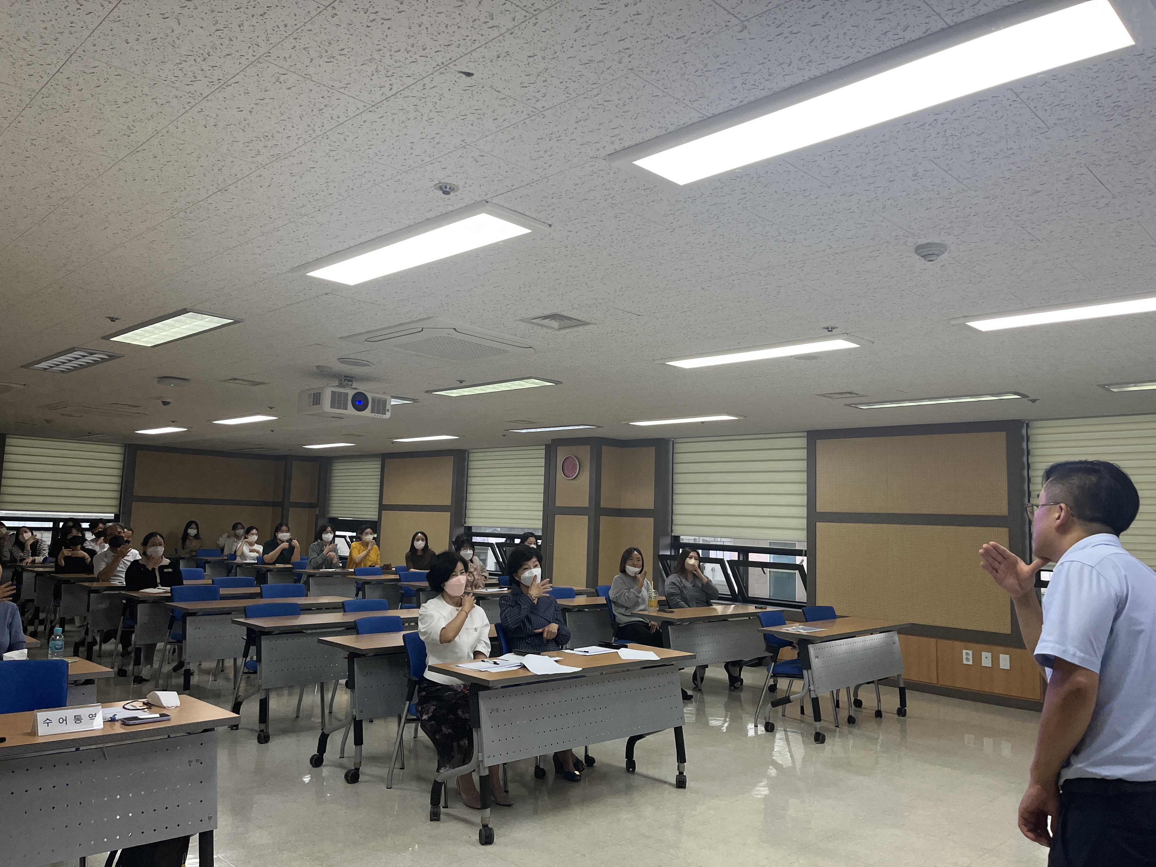 수어시를 따라하고 있는 원내 직원