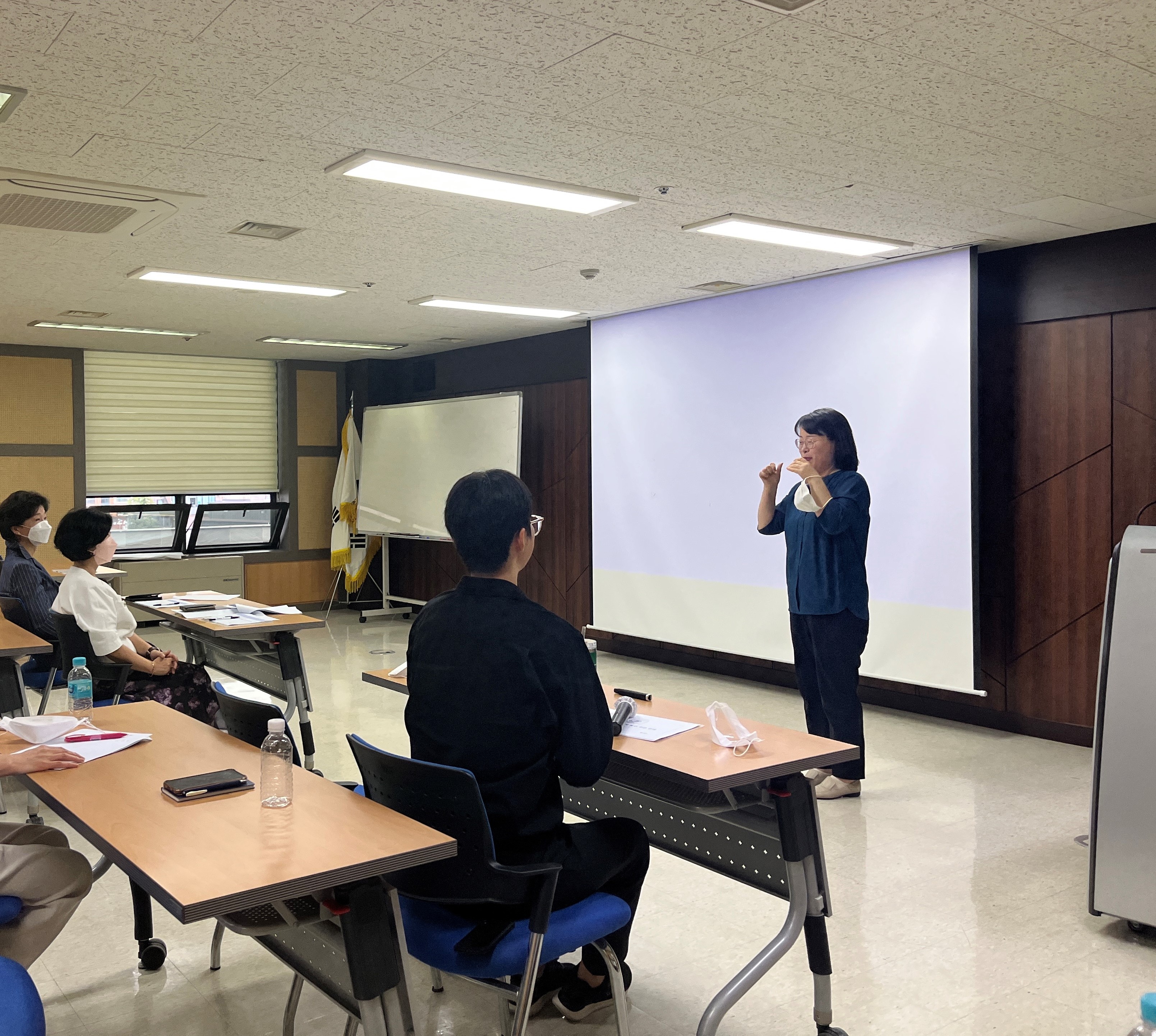 수어시를 발표하는 원내 직원